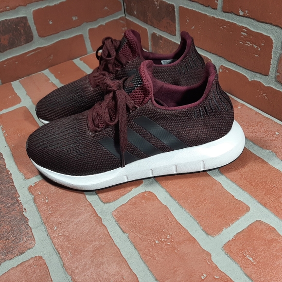 ADIDAS SWIFT RUN - Picture 2 of 8